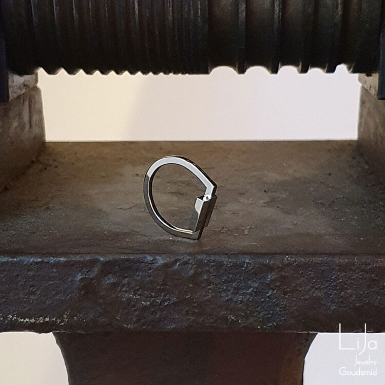 Linea | Ring | 14kt Witgoud