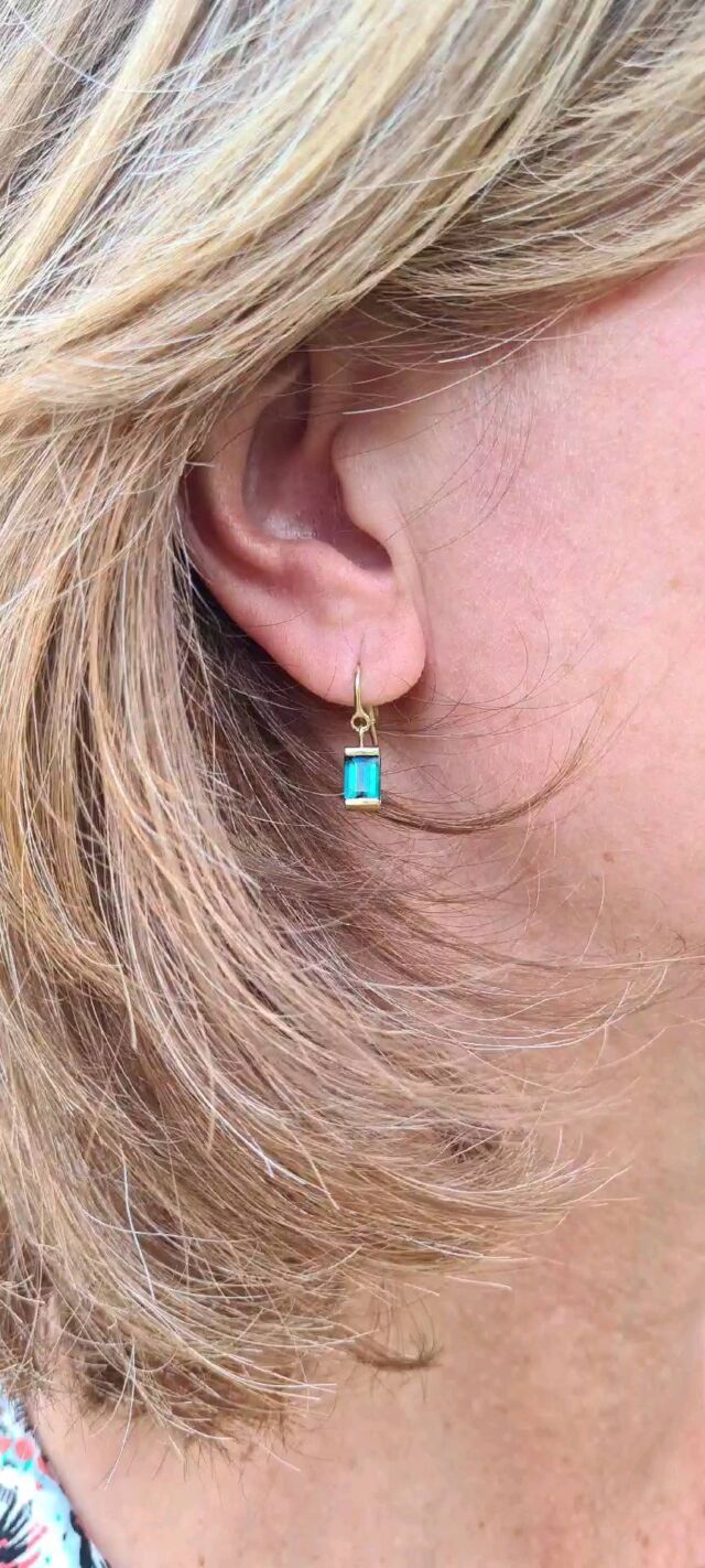 Love these earrings I have made in 14kt gold. 💙 The blue colored tourmalines have the same color as the beautiful water of the @plitvicelakesnp 🏞 in Croatia 🇭🇷 
#gold #goudsmid #hike #lovenature #nofilterneeded