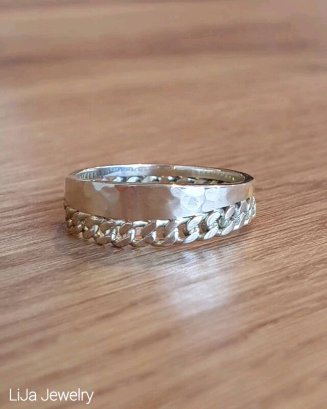 In 2021 mochten we al een mooie ring maken voor de 18de verjaardag van hun eerste dochter. Afgelopen jaar werd hun tweede dochter 18 ♡. Wat mooi dat ook zij zo'n persoonlijk cadeau mocht krijgen en wat speciaal dat wij daar een bijdrage aan mochten leveren.

Samen hebben we deze 14 karaat geelgouden ring ontworpen. Dat ze hem met veel plezier mag dragen.

#goudsmid #goudsmeden #goudsmidnuenen #edelsmeden #goud #edelsmid  #handgemaaktesieraden #ambacht @nederlandsgildevangoudsmeden
#Nuenen #Gerwen #Nederwetten #Mierlo #Geldrop #Lieshout #Eindhoven #Helmond #Mierlohout #brandevoort #atelier #vrouwelijkeondernemers #LiJaJewelry #LiJa_Jewelry
