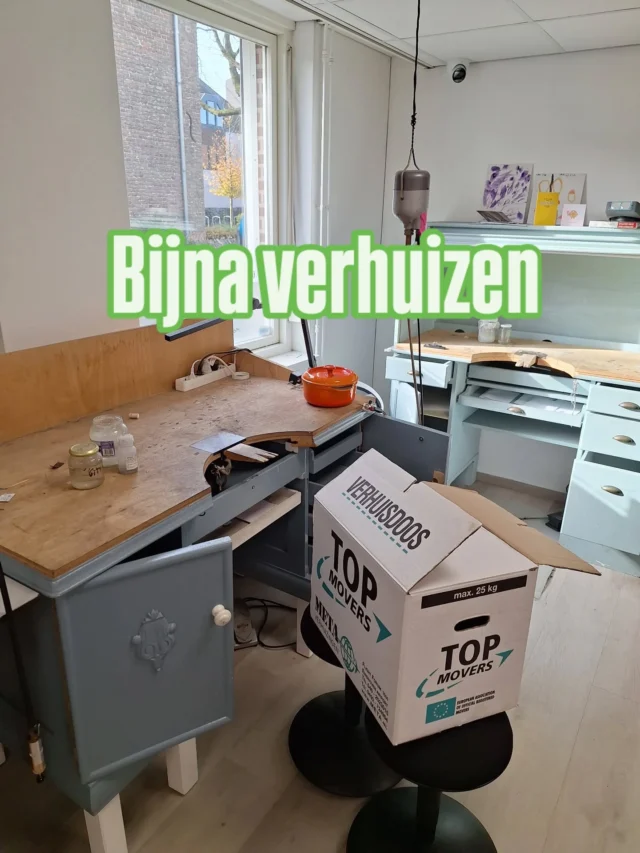 Het is bijna zover.

In verband met de verhuizing neem ik geen nieuwe reparaties aan tot tenminste begin december.

Voor maatwerksieraden is er inmiddels een wenslijst tot zeker begin april, een telefonische kennismaking kan pas weer ingepland worden in 2026.

Eerst even pas op de plaats, verhuizen en dan de prachtige sieraden maken die al besproken zijn.