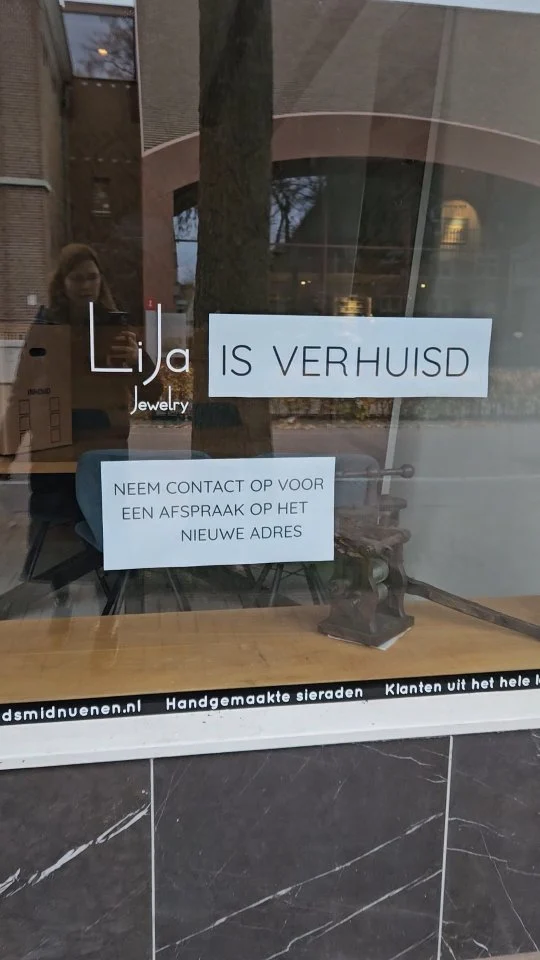 Raar hoor, zo leeg, overal verhuisdozen.
Maar ik heb zin in een nieuw hoofdstuk!

Tot ziens! Vanachter de werkbank ❤️