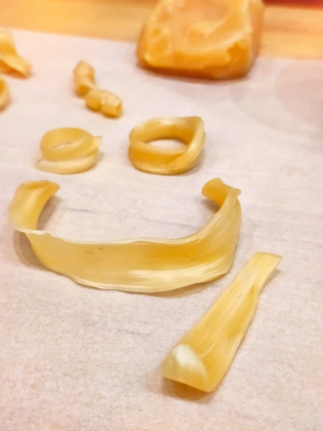 Vandaag heb ik mijn kennis verbreed. Samen met een aantal gildezusters zijn we aan de slag gegaan met Mitsuro Hikimi.

Met deze was kan je vormen maken met prachtige structuren, die daarna in het zilver of goud gegoten kunnen worden.

Het leek zo simpel, het bleek toch wel wat meer te omvatten dan even lekker spelen. Maar wat heerlijk om weer iets nieuws te ontdekken.

Ik heb enorm genoten. Dankjewel @atelier_femm voor alle voorbereidingen en het regelen. Superlief!
@daniellebothof @goudsmidanne @mitsujewellery @goudsmidkitty @_ilonahens_ wat was het leuk om samen dit avontuur aan te gaan.
Ik ga nog een paar keer die leerkuil instappen, met warmere handen 😅, en wat moois creëren. 

@nederlandsgildevangoudsmeden
@herensherens