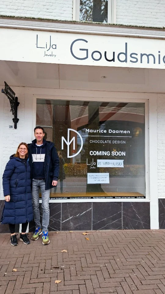 Een heel mooi hoofdstuk sluit ik af.
Wat hebben we gave sieraden mogen maken aan de Berg, wat heb ik genoten van alles wat ik daar heb mogen meemaken, alle gezelligheid en alles wat ik daar heb mogen leren.

Nu kan ik op een prachtige, nieuwe locatie genieten van mijn ambacht. Ik kijk enorm uit naar alle maatwerkgesprekken die voor de komende maanden al op de planning staan en bovenal alle uren die ik heerlijk achter de werkbank mag gaan besteden.

Met een gerust hart en vol enthousiasme geef ik de sleutels van de Berg 28 aan Maurice.
Hij gaat er iets prachtigs neerzetten.

Kennen jullie @maurice_daamen al? Hij maakt de lekkerste bonbons met exclusieve smaken! Zo heeft hij zelfs échte Van Gogh bonbons, met op Van Gogh geïnspireerde smaken. Deze kan je niet alleen in zijn winkel kopen, maar ook bij @vangoghvillagenuenen kan je hiervoor terecht.

Ps. Er staan inmiddels al gesprekken tot begin mei. Dus als je interesse hebt in trouwringen, voor het voorjaar of najaar. Neem dan alvast even contact op.